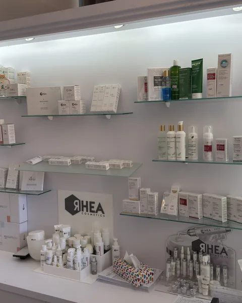 Lo scaffale dei prodotti in salone, con il marchio RHEA